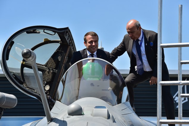 O presidente da França, Emmanuel Macron, visita exposição de aviões, em Paris - 19/06/2017