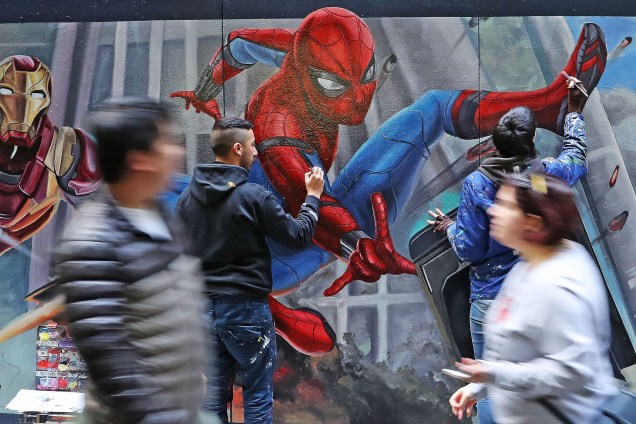 Artistas pintam um mural com o Homem Aranha para promoção do novo filme do herói dos quadrinhos em Melbourne, na Austrália - 08/06/2017