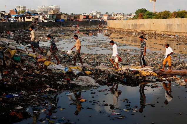 Residents cross a polluted water canal at a slum on the World Environment Day in Mumbai, India, June 5, 2017. REUTERS/Danish Siddiqui     TPX IMAGES OF THE DAY