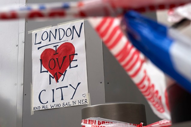 Fotógrafo registra poster de homenagem às vítimas do último ataque em Londres, que deixou sete mortos e dezenas de feridos, na Inglaterra - 05/06/2017