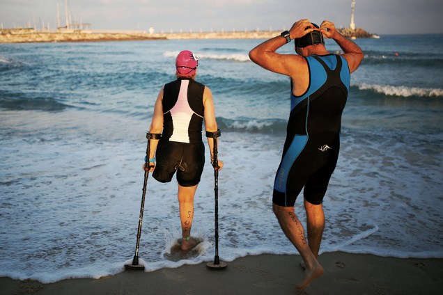 Casal se prepara para prova de natação em uma prova de Triatlon em Ashkelon, Israel - 16/06/2017