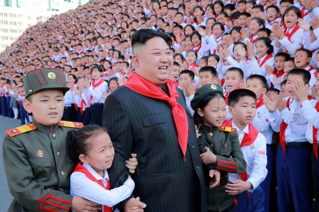 O ditador norte-coreano Kim Jong Un é abraçado por crianças durante o 8º Congresso da União da Criança da Coreia (KCU) em Pyongyang - 08/06/2017