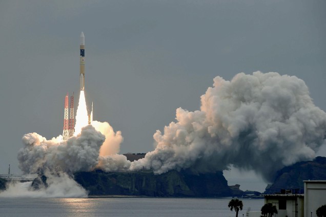 O foguete H-IIA, que transporta o satélite Michibiki 2, um dos quatro satélites que aumentará os sistemas regionais de navegação, decola da plataforma de lançamento do Centro Espacial Tanegashima na ilha de Tanegashima, no Japão - 01/06/2017
