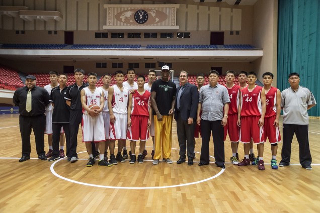 Ex- NBA Dennis Rodman dos EUA com time de basquete da Coréia do Norte, no Estádio Indoor de Pyongyang - 15/06/2017
