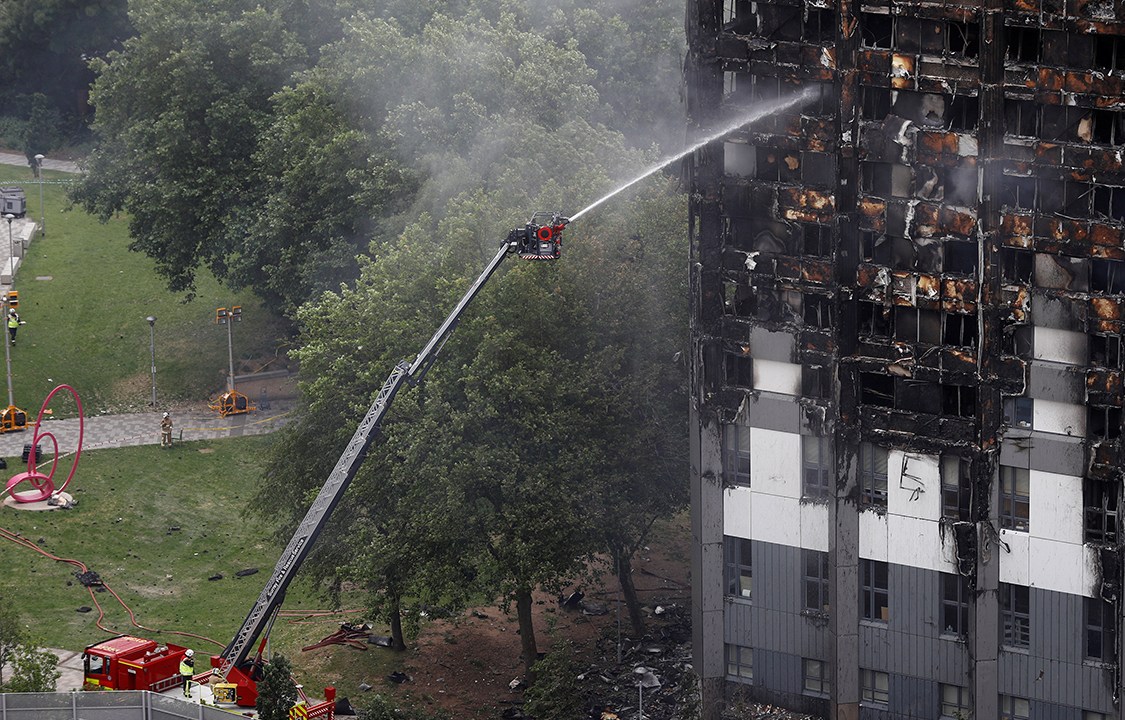 Após mais de 24 horas, bombeiros ainda tentam apagar incêndio em prédio na cidade de Londres, Inglaterra
