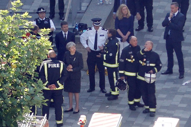 Primeira-ministra britânica, Theresa May, visitou a Grenfell Tower, que foi destruída por um incêndio de grandes proporções, em Londres - 15/06/2017