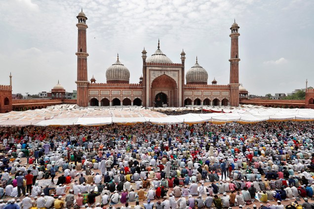 Muçulmanos oferecem orações durante Jumat-ul-Vida, a última sexta-feira do mês sagrado de jejum do Ramadã, dentro da Jama Masjid (Grande Mesquita) em Délhi, na Índia - 23/06/2017