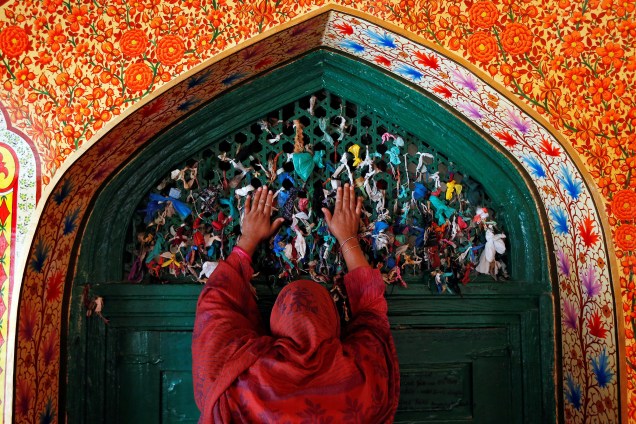 No santuário de Sufi Saint Khawaja Naqshband, em Srinagar na Índia, uma mulher faz suas preces durante o jejum do mês do Ramadã - 20/06/2017