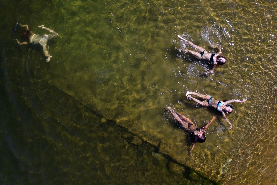 Mulheres nadam no rio Yenisei em um dia quente de verão, nos arredores de Krasnoyarsk, na região da Sibéria, na Rússia - 28/06/2017
