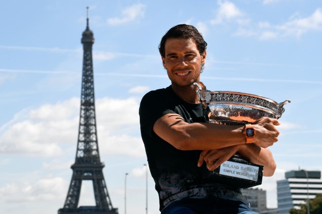 O tenista espanhol Rafael Nadal posa para foto com o troféu de campeão de Roland Garros com a Torre Eiffel ao fundo, em Paris - 12/06/2017