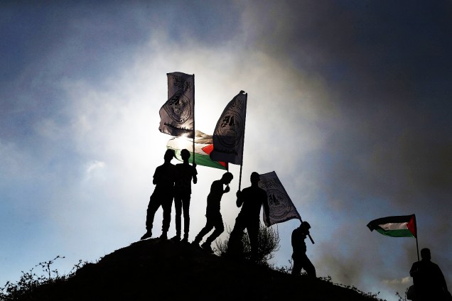 Manifestantes palestinos entram em confronto com tropas israelenses, perto da fronteira entre Israel e a Faixa de Gaza - 23/06/2017