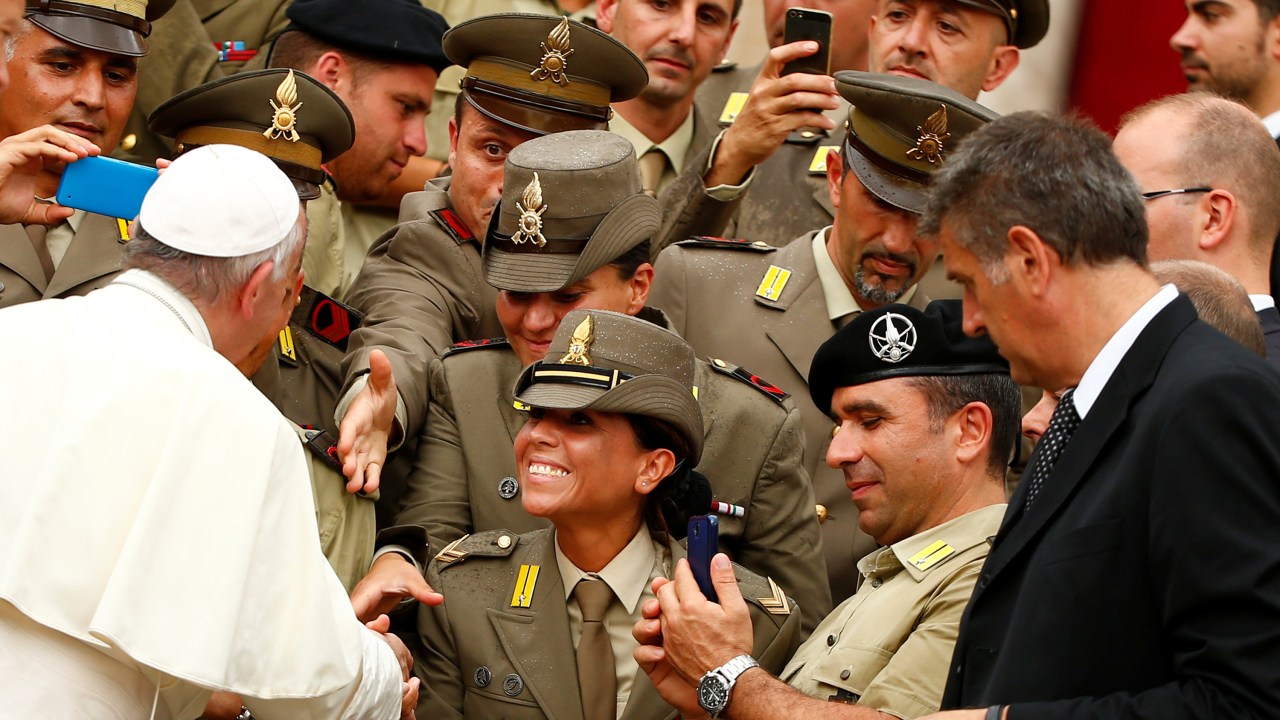 Imagens do dia - Papa Francisco tira foto com soldados