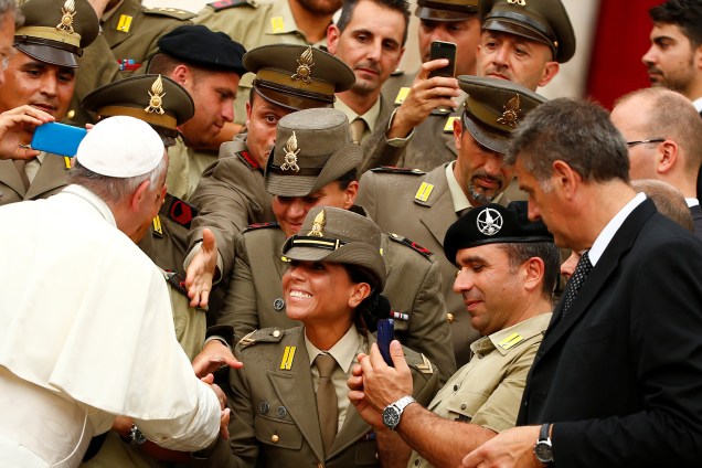 Papa Francis é saudado por soldados italianos durante a audiência geral de quarta-feira na praça de São Pedro no Vaticano - 28/06/2017