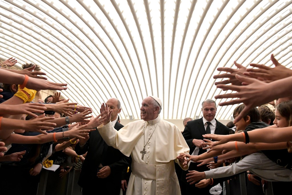 Papa Francisco é recebido por estudantes no Vaticano