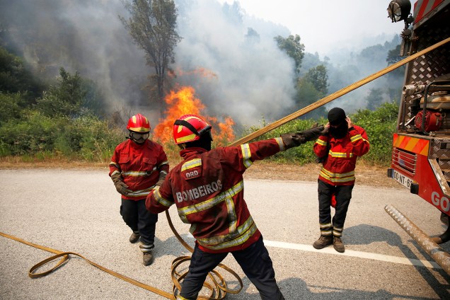 Bombeiros trabalham para apagar um incêndio florestal na aldeia de Capelo, perto de Góis, em Portugal - 21/06/2017