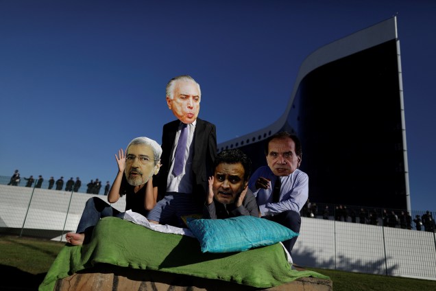 Manifestantes usam máscaras de Michel Temer, Antonio Imbassahy, Aécio Neves e Aloysio Nunes durante protesto em frente ao prédio do Tribunal Superior Eleitoral (TSE), em Brasília, no segundo dia do julgamento da chapa Dilma-Temer - 07/06/2017