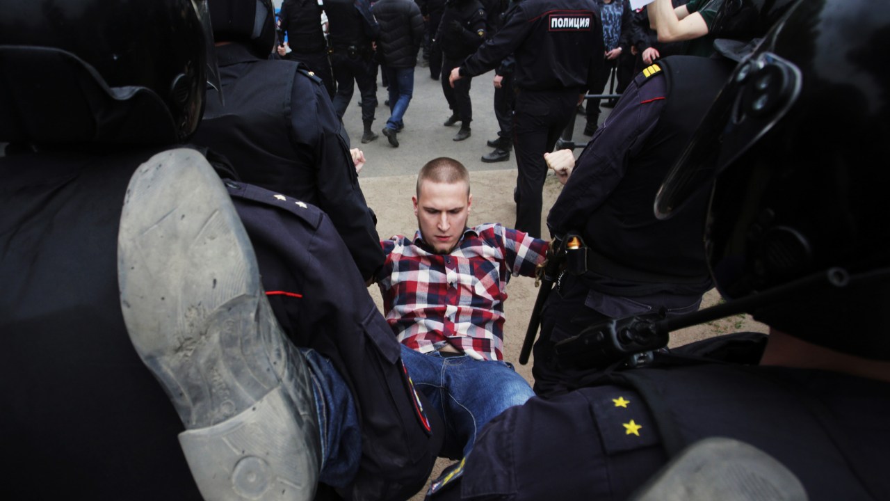 Imagens do dia - Polícia prende manifestantes na Rússia