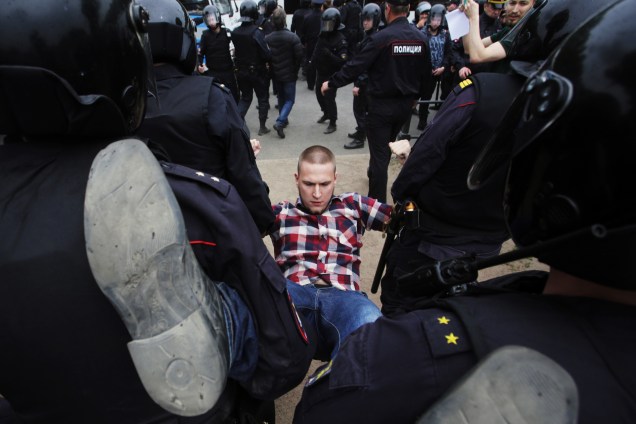 Polícia detém um manifestante durante protesto anticorrupção no centro de São Petersburgo, na Rússia - 12/06/2017