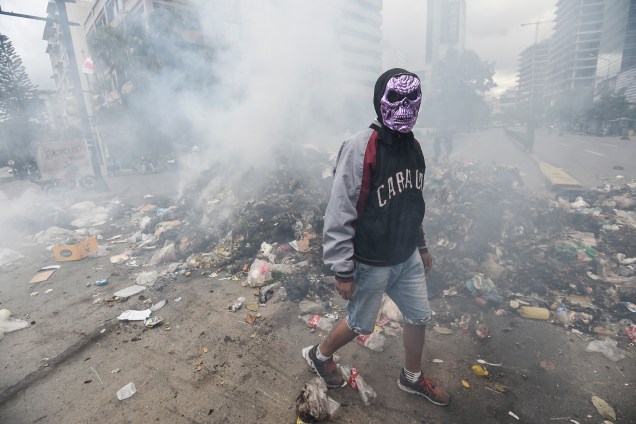 Manifestante da oposição usa uma máscara durante protesto contra o governo do presidente Nicolás Maduro em Caracas, na Venezuela - 29/06/2017