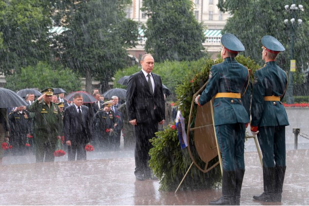O presidente russo Vladimir Putin participa de uma cerimônia debaixo da chuva em Moscou, que marca o aniversário da invasão da União Soviética pela Alemanha nazista em 1941- 22/06/2017