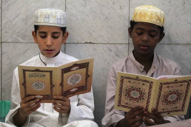 Meninos iraquianos lêem uma cópia do Alcorão durante uma aula de leitura na mesquita Sheikh Abdul Qadir al-jailani no centro de Bagdá, no Iraque - 13/06/2017