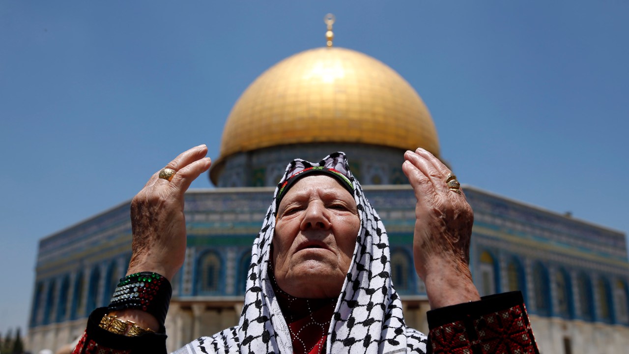 Imagens do dia - Palestinos fazem oração em Jerusalém