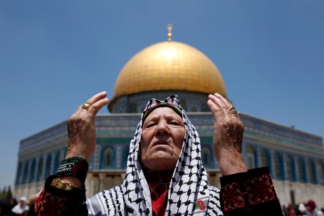 Mulher palestina participa das preces de sexta-feira durante o mês sagrado muçulmano do Ramadã em frente ao Domo da Rocha no conjunto de mesquitas Al-Aqsa em Jerusalém - 02/06/2017