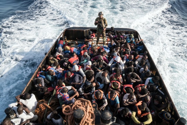Soldado da guarda costeira da Líbia acompanha um barco com 147 imigrantes ilegais que tentavam chegar à Europa a partir da cidade costeira de Zawiyah, a oeste de Trípoli - 27/06/2017