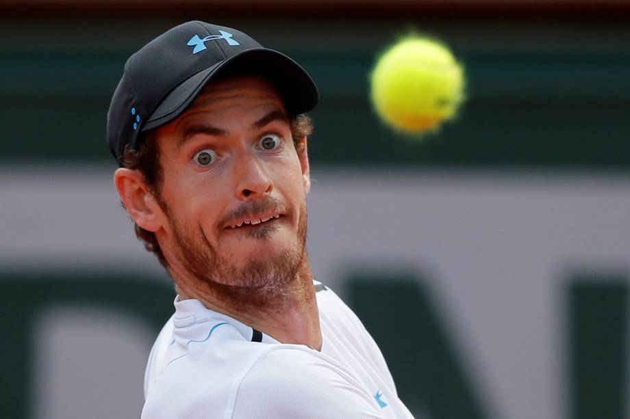 O britânico Andy Murray concentrado na bolinha durante partida contra o suíço Stanislas Wawrinka, na semifinal do torneio de Roland Garros, em Paris - 09/06/2017