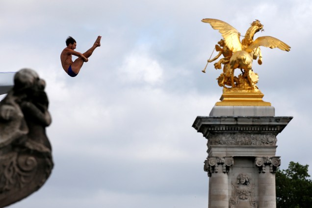 Mergulhador salta da Ponte Alexandre III no rio Sena em Paris durante evento de promoção da candidatura da cidade para sede dos Jogos Olímipicos de 2024 - 23/06/2017