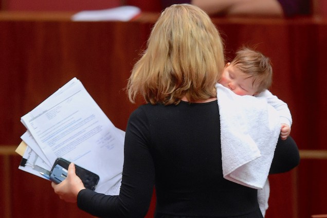 A senadora Larissa Waters, do Partido Os Verdes, é fotografada com sua filha durante debate sobre financiamento escolar na Casa do Parlamento em Canberra, na Austrália - 21/06/2017