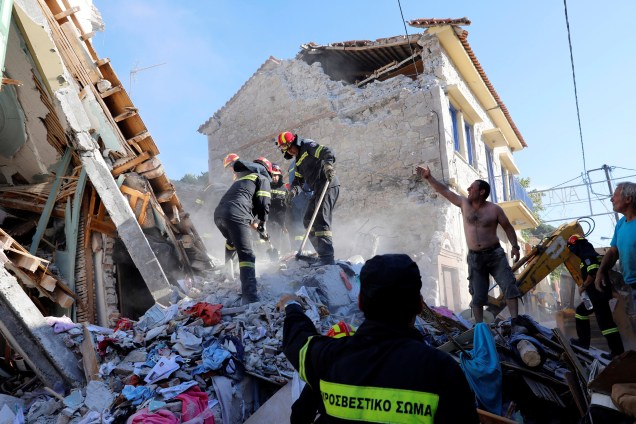 Equipes de resgate procuram vítimas em um prédio em ruínas na vila de Vrissa, na ilha grega de Lesbos, depois que um forte terremoto abalou o leste do Mar Egeu - 11/06/2017