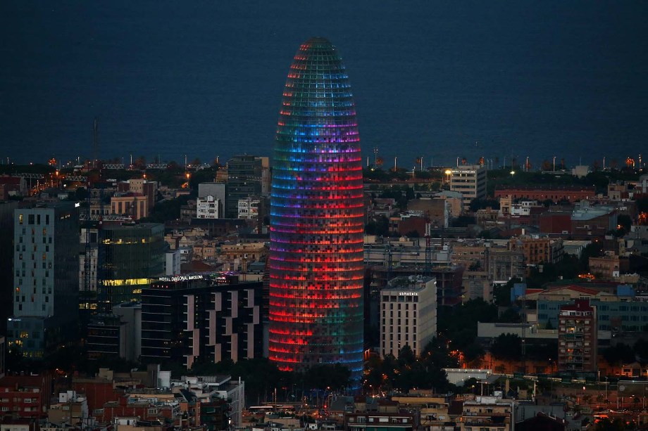 A torre Agbar é fotografada com cores do arco-íris durante o 'Word Pride', em Barcelona, ​​na Espanha - 28/06/2017