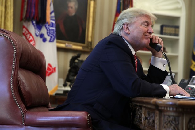 O presidente dos Estados Unidos, Donald Trump, fala ao telefone com o primeiro-Ministro irlandês Leo Varadkar no telefone do escritório oval da Casa Branca em Washington - 27/06/2017