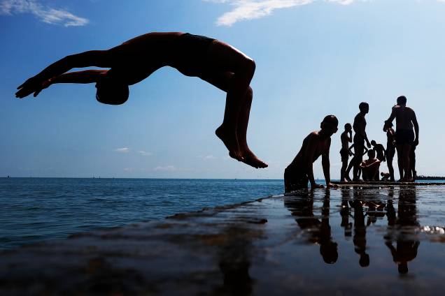 Meninos brincam em um píer no Mar Negro em Sochi, na rússia - 30/06/2017 Meninos brincam em um píer no Mar Negro em Sochi, na rússia - 30/06/2017