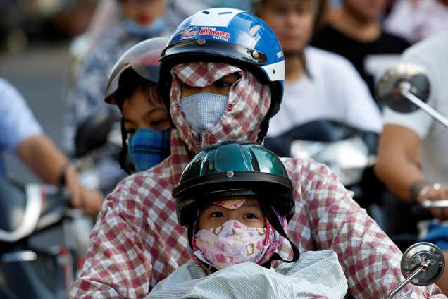 Pessoas usam máscara de proteção contra a poluição em Hanoi, Vietnã - 09/06/2017