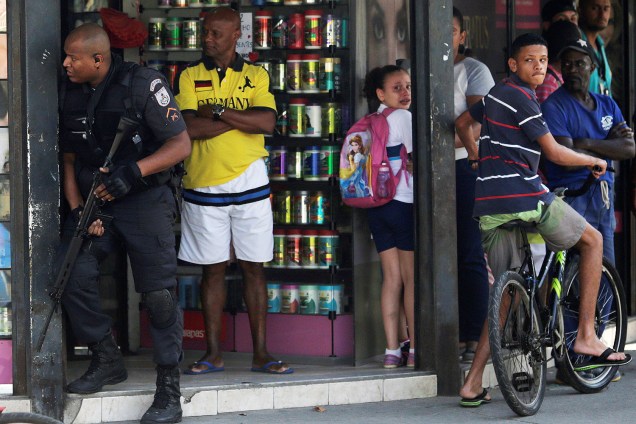 Movimentação na Cidade de Deus, Zona Oeste do Rio, após um policial militar ficar ferido de raspão na cabeça durante um intenso tiroteio - 12/06/2017