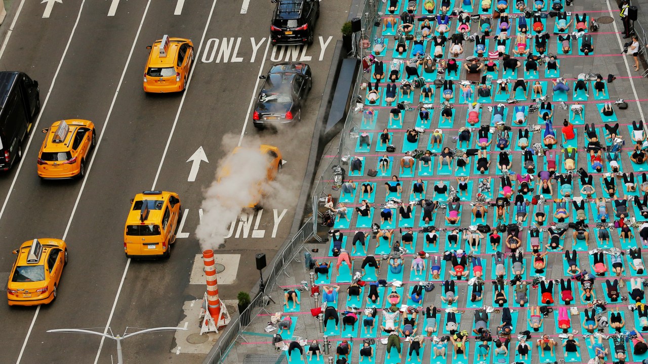 Imagens do dia - Praticantes de ioga em Nova York