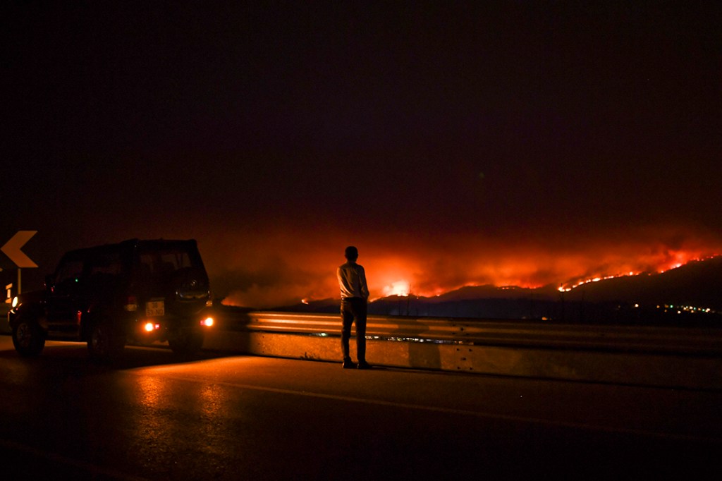 Grande incêndio florestal deixa pelo menos 62 mortos em Portugal