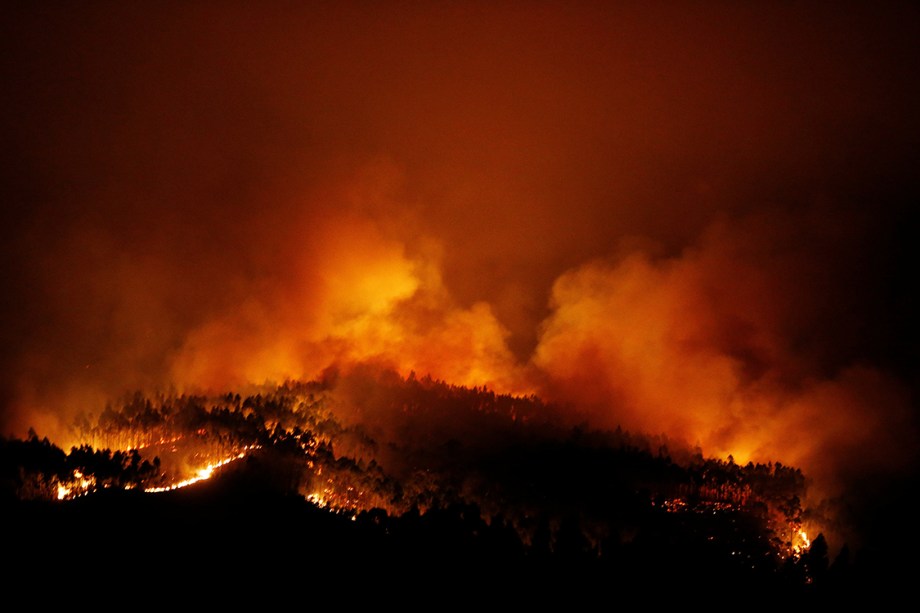 Grande incêndio florestal deixa pelo menos 62 mortos em Portugal - 18/06/2017