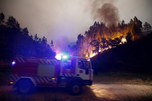 Bombeiros trabalham para tentar apagar grande incêndio em uma floresta próximo a Bouca, em Portugal - 18/06/2017 Bombeiros trabalham para tentar apagar grande incêndio em uma floresta próximo a Bouca, em Portugal - 18/06/2017