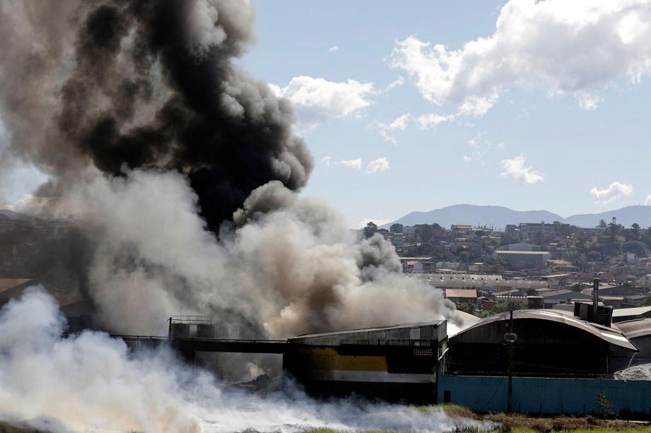Incêndio de grandes proporções atinge uma indústria química em Guarulhos (SP) - 29/06/2017