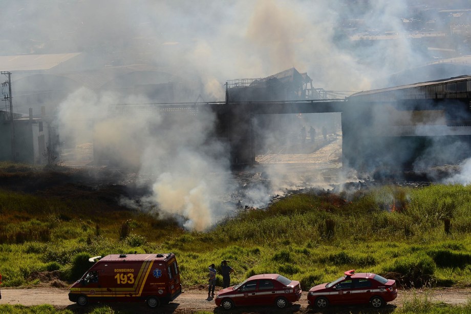 Incêndio de grandes proporções atingiu uma indústria de produtos químicos, no bairro Bonsucesso, na cidade de Guarulhos, na Grande São Paulo - 29/06/2017