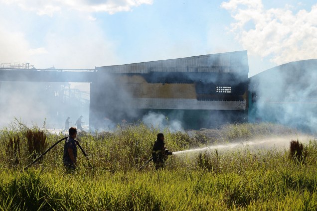 Incêndio de grandes proporções atingiu uma indústria de produtos químicos, no bairro Bonsucesso, na cidade de Guarulhos, na Grande São Paulo - 29/06/2017)