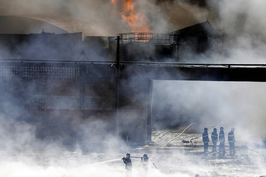Incêndio de grandes proporções atinge uma indústria química em Guarulhos (SP) - 29/06/2017