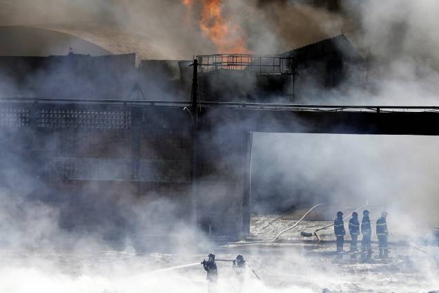 Incêndio de grandes proporções atinge uma indústria química em Guarulhos (SP) - 29/06/2017 Incêndio de grandes proporções atinge uma indústria química em Guarulhos (SP) - 29/06/2017