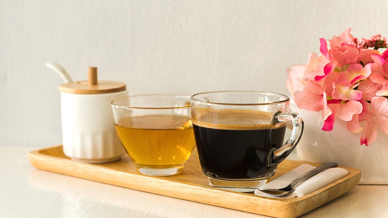 Black café e chá na placa de madeira
