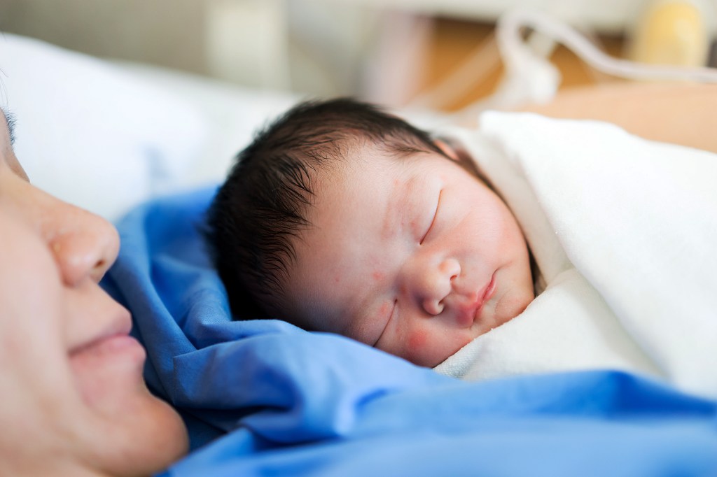Asiáticos mãe com bebê recém-nascido no hospital