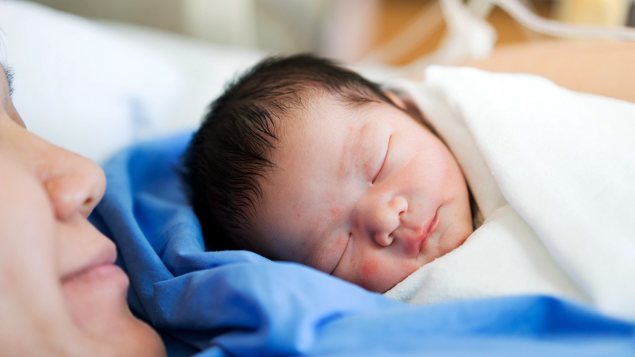 Asiáticos mãe com bebê recém-nascido no hospital