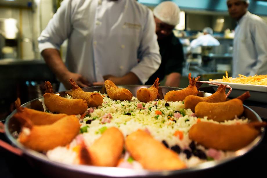 Por dentro da cozinha do restaurante Coco Bambu em São Paulo